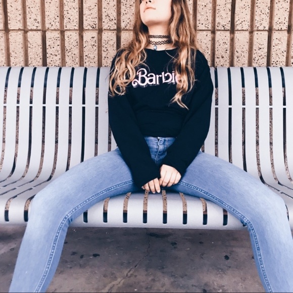 FLATTERING LIGHT WASH JEANS - Picture 2 of 8